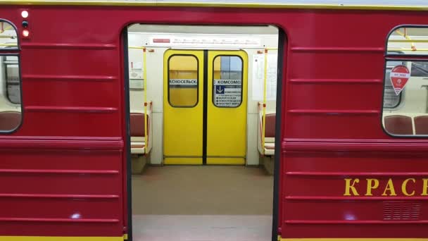 모스크바 지하철에서 빨간색 화살표 역사적인 기차 — 비디오