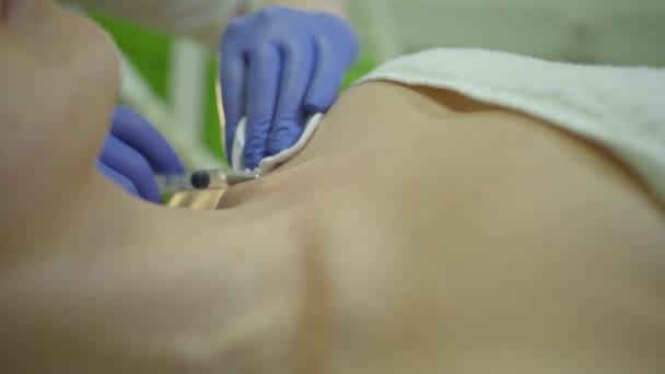 Mujer en clínica cosmetoloogy — Vídeos de Stock