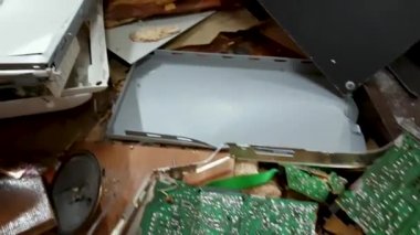 Yerde bir sürü çöp var.