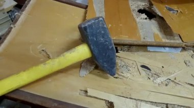 Yerde bir sürü çöp var.