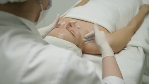 Mulher na clínica de cosmetoloogia — Vídeo de Stock