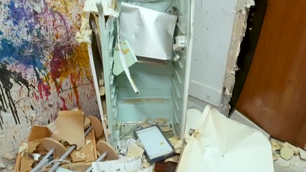 Un vieux frigo détruit par un marteau de traîneau — Video