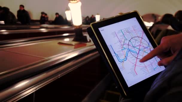 Hombre en el metro examina el mapa del metro — Vídeo de stock