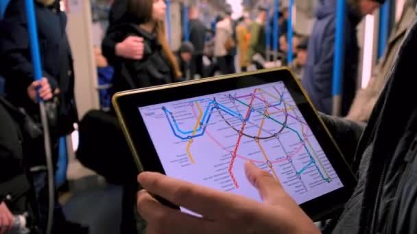 Hombre en el metro examina el mapa del metro — Vídeos de Stock