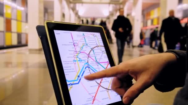 Man in de ondergrondse onderzoekt de metrokaart — Stockvideo