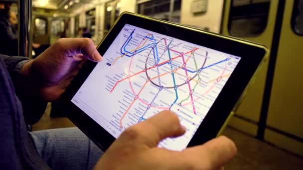 Man in de ondergrondse onderzoekt de metrokaart — Stockvideo