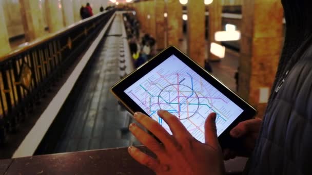 Man in de ondergrondse onderzoekt de metrokaart — Stockvideo