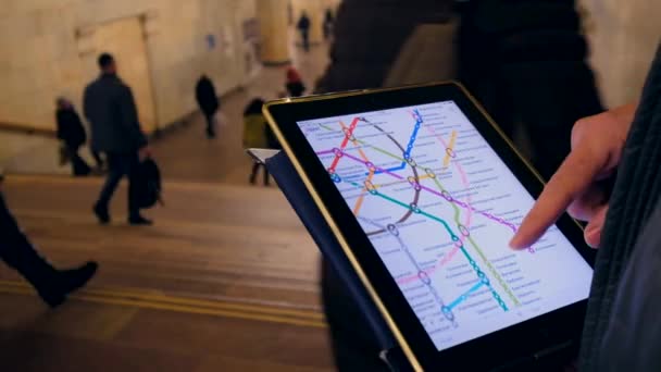 Man in de ondergrondse onderzoekt de metrokaart — Stockvideo