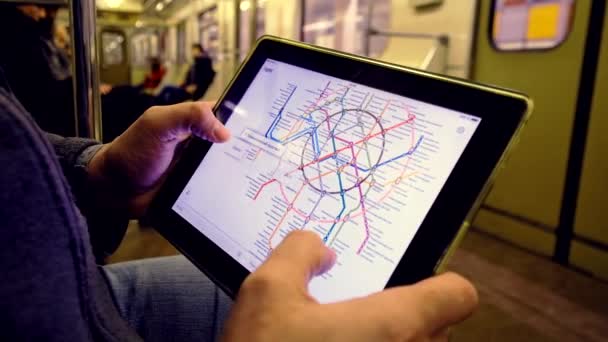 Man in de ondergrondse onderzoekt de metrokaart — Stockvideo