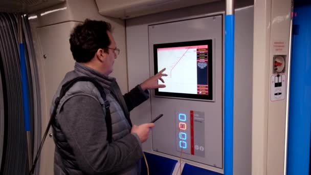 Mann in U-Bahn untersucht U-Bahn-Karte — Stockvideo