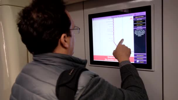 Homem no subsolo examina o mapa do metro — Vídeo de Stock
