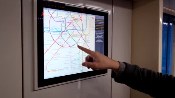 Homem no subsolo examina o mapa do metro — Vídeo de Stock