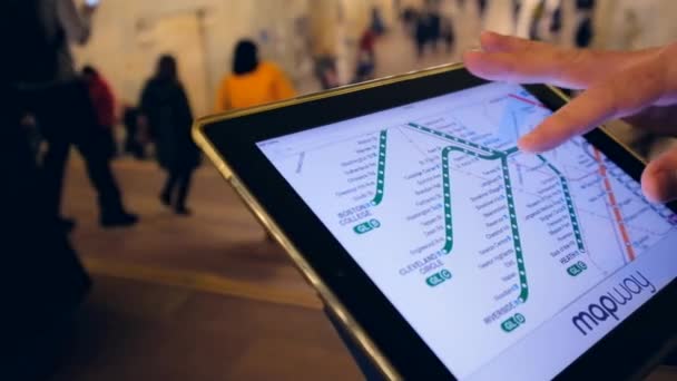 Homem no subsolo examina o mapa do metro — Vídeo de Stock