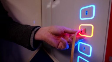 Yeraltındaki adam metro haritasını inceliyor.