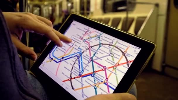 Homem no subsolo examina o mapa do metro — Vídeo de Stock