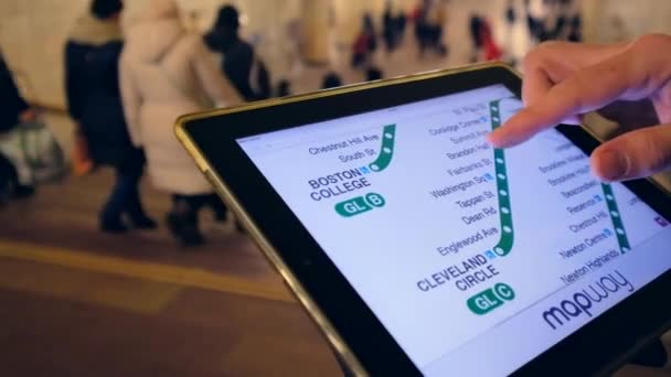 Человек в метро изучает карту метро — стоковое видео