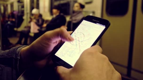 Man in underground examine la carte du métro — Video