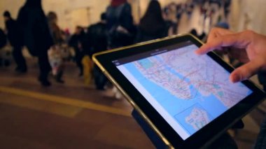 Yeraltındaki adam metro haritasını inceliyor.