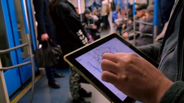 Man in underground examines the metro map — Stock Video