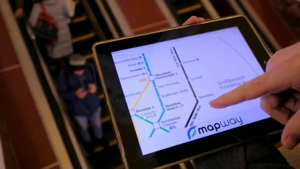 Людина в підземеллі оглядає карту метро. — стокове відео