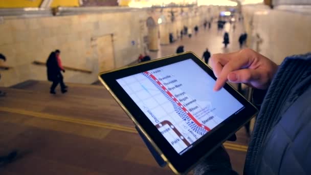 Hombre en el metro examina el mapa del metro — Vídeo de stock