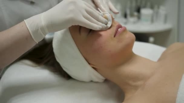 Mujer en clínica cosmetoloogy — Vídeo de stock