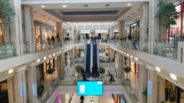 Pessoas que visitam shopping center . — Vídeo de Stock