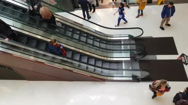 Personer viziting shopping mall. — Stockvideo