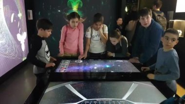 Çocuk oyun alanı Hall ile etkileşimli ekran üzerinde çalış