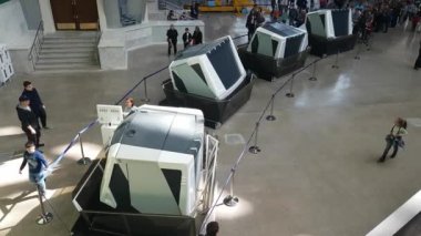 İnsanlar ziyaret bir etkileşimli 3d kabin uzay gemisi uçuş taklit ile