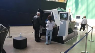 İnsanlar ziyaret bir etkileşimli 3d kabin uzay gemisi uçuş taklit ile