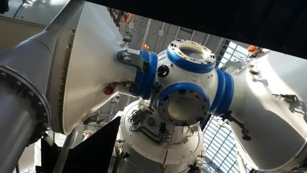 Modell der internationalen Raumstation in der Weltraumhalle, vdnkh — Stockvideo