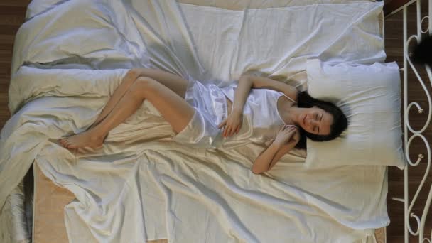 Красива жінка в ліжку вдома — стокове відео