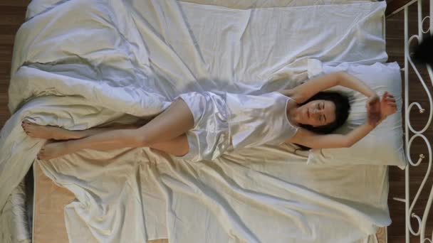 Vacker kvinna i sängen hemma — Stockvideo