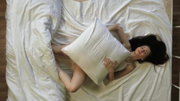 Piękna kobieta w łóżku w domu — Wideo stockowe