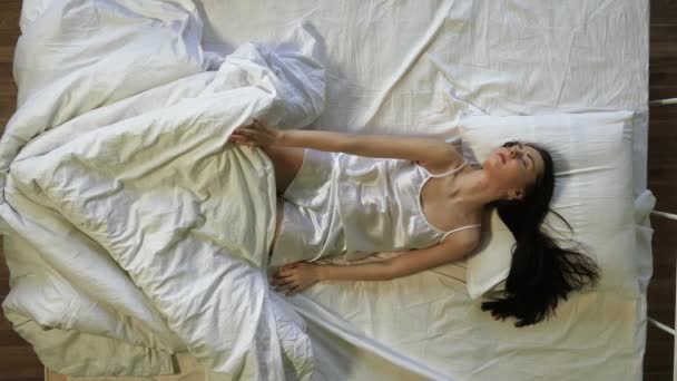 Gyönyörű nő az ágyban otthon. — Stock videók