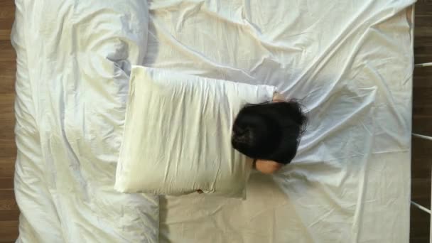 Девушка подбрасывает подушку — стоковое видео