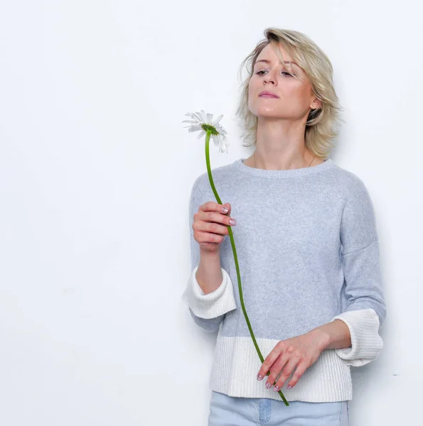 Mujer con manzanilla — Foto de Stock