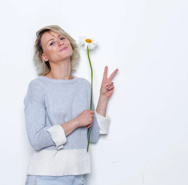 Woman with chamomile — Stock Photo, Image