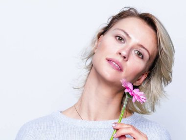 Kadın pembe çiçek