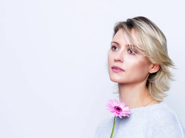 Mujer con flor rosa — Foto de Stock