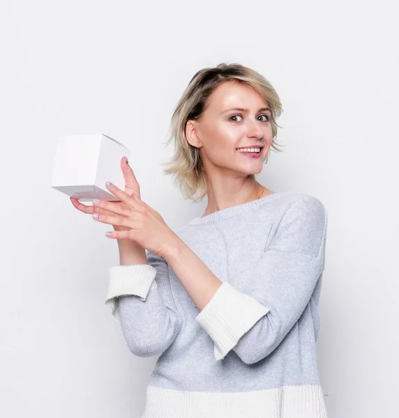 Klein cadeautje in de handen van een vrouw. — Stockfoto