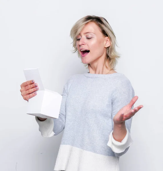 Kleines Geschenk in den Händen einer Frau. — Stockfoto