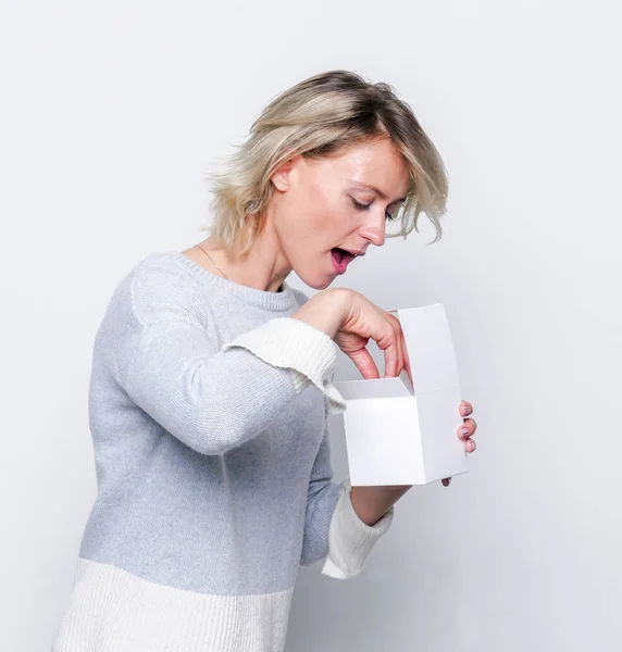 Kleines Geschenk in den Händen einer Frau. — Stockfoto