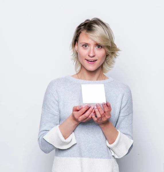 Klein cadeautje in de handen van een vrouw. — Stockfoto