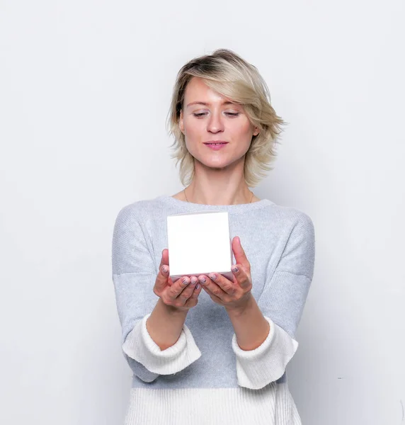 Kleines Geschenk in den Händen einer Frau. — Stockfoto