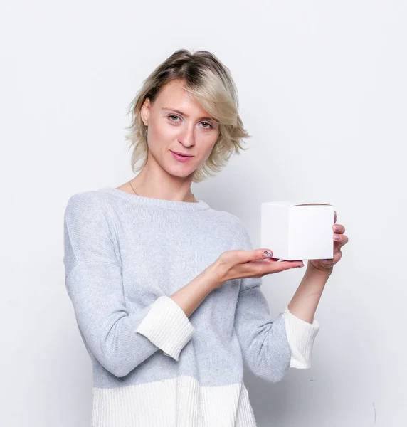 Klein cadeautje in de handen van een vrouw. — Stockfoto