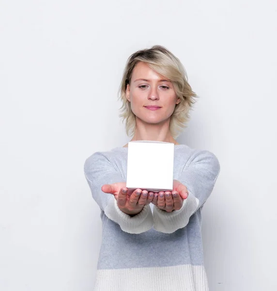 Klein cadeautje in de handen van een vrouw. — Stockfoto