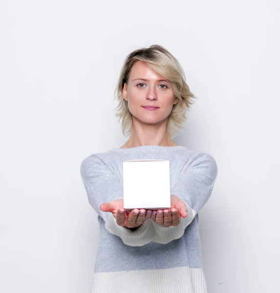 Klein cadeautje in de handen van een vrouw. — Stockfoto