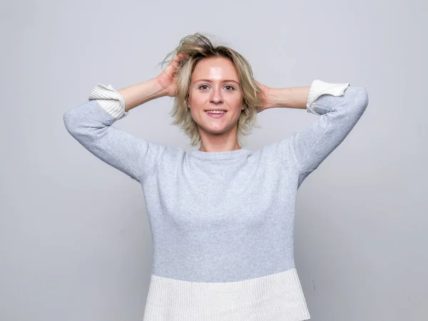 Vrouw fladdert haar haren — Stockfoto